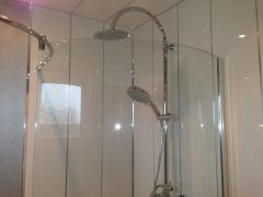 Интересный вариант отделка душевой кабины