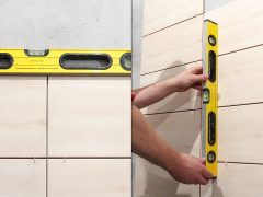 проверка уровнем ровности укладки