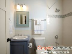 Светлые стены в маленькой ванной комнате