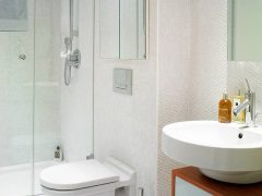 Встроенный унитаз в маленькой ванной комнате